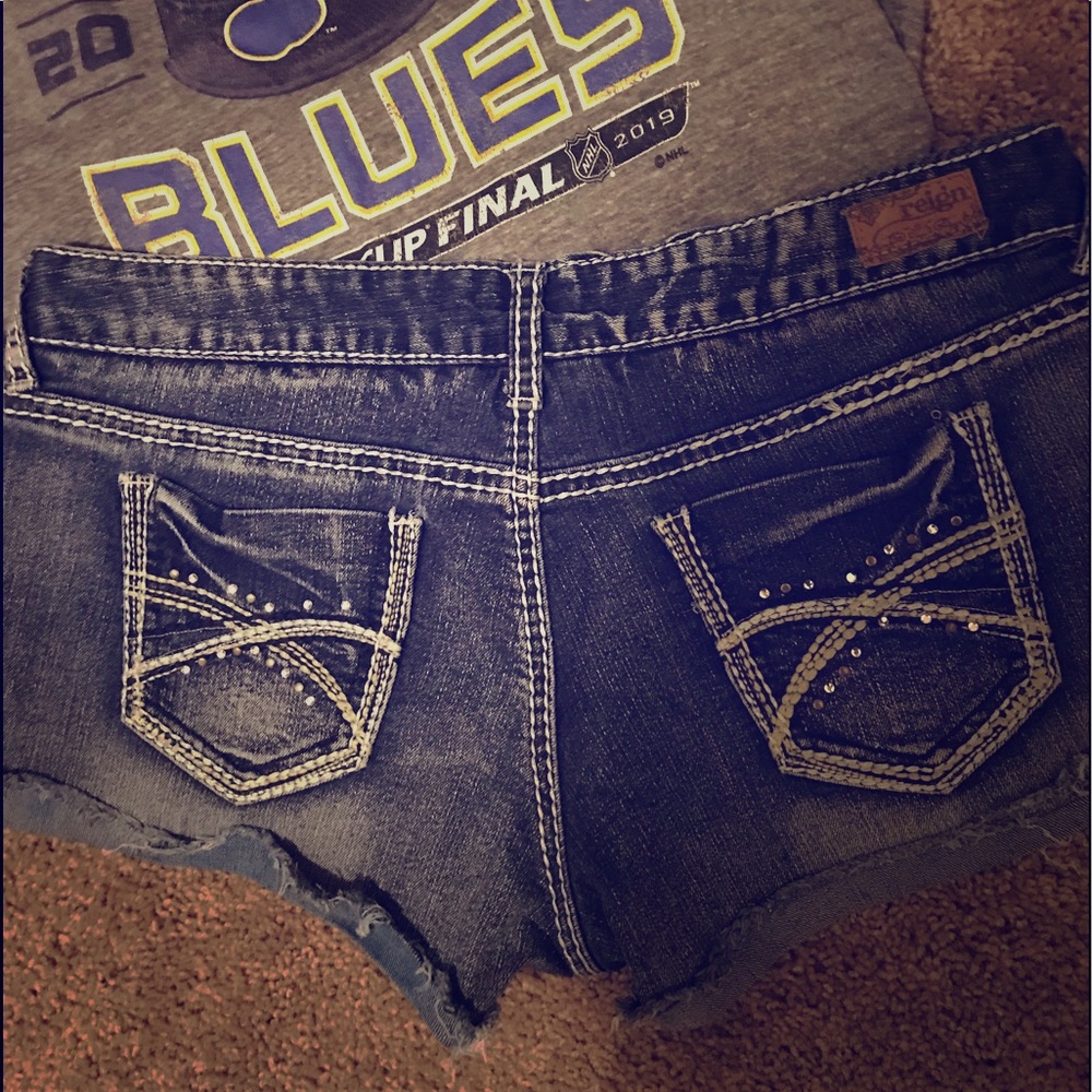 𝑅𝑒𝑖𝑔𝑛 𝑠ℎ𝑜𝑟𝑡𝑠